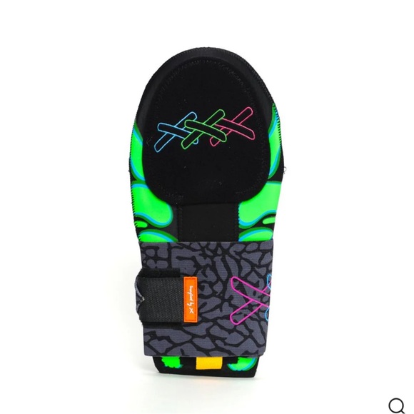 Aria Absolutely Ridiculous “Out of this world” Sliding Mitt! NIB! SOLD OUT!!! - Picture 2 of 5